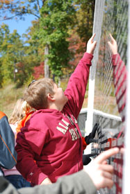 Red pointing at Memorial